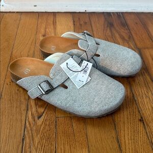 NWT Gap Gray Felt Clogs with Buckle 8